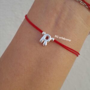 Pulsera de Hilo Rojo con Inicial Globo en Plata .925