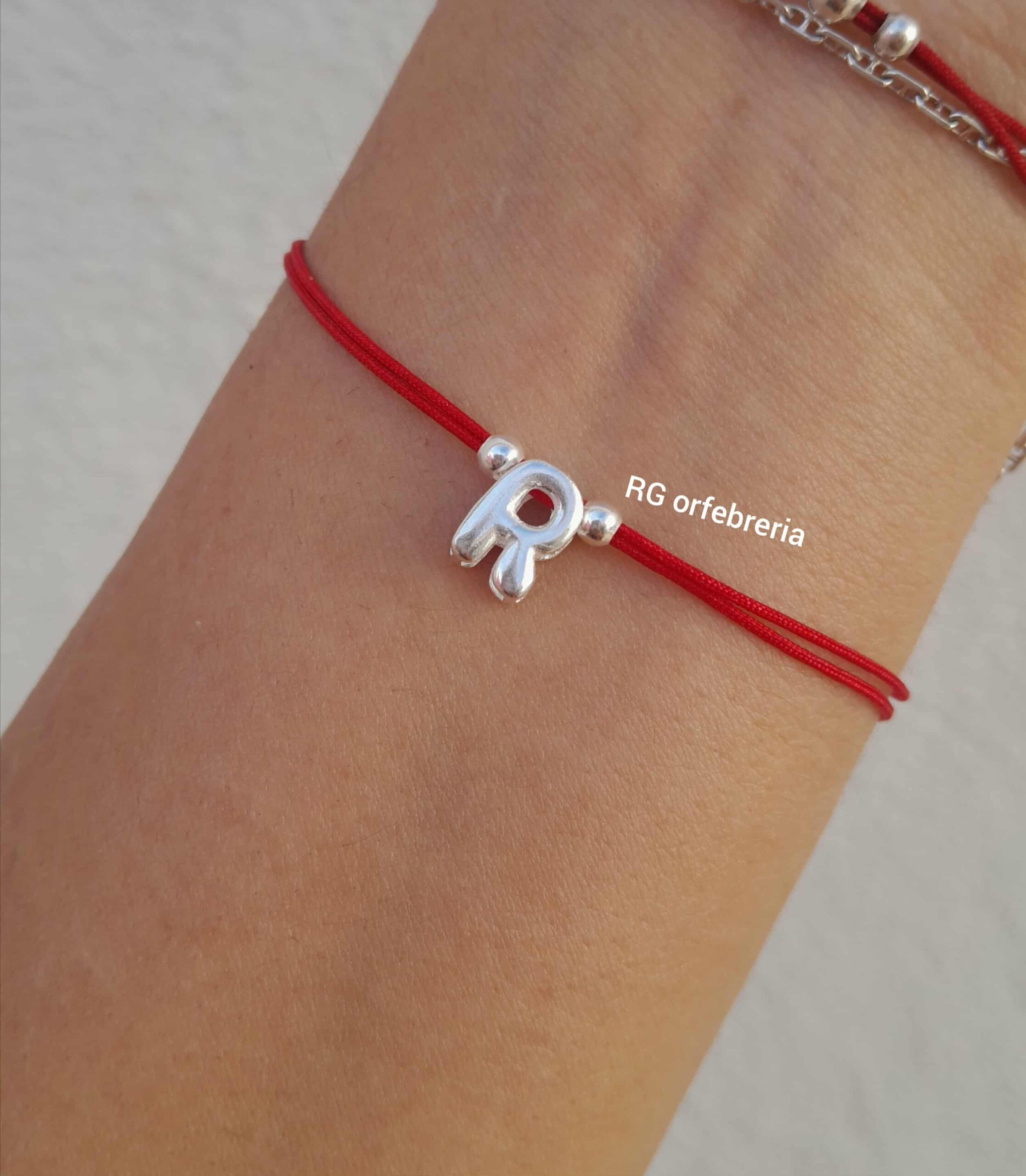 Pulsera de Hilo Rojo con Inicial Globo en Plata .925