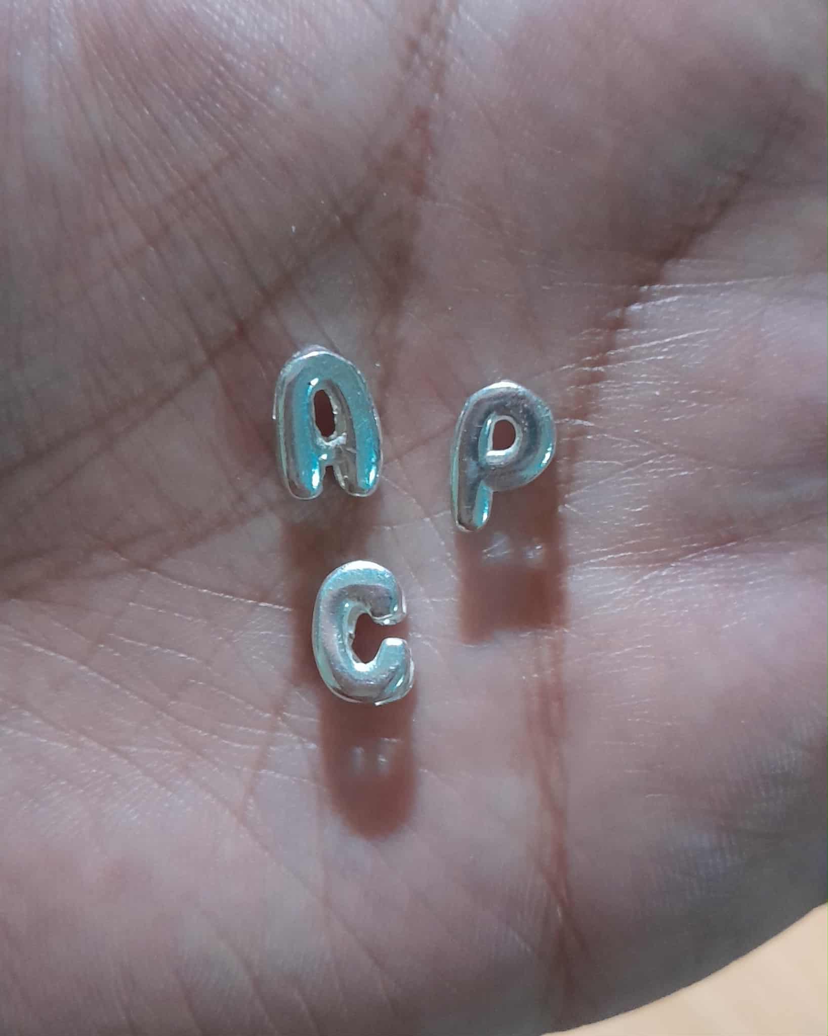 Pulsera de Hilo Rojo con Inicial Globo en Plata .925 - Imagen 2