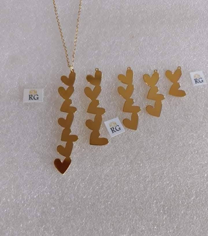 Collar de Corazones Personalizados en Latón con Baño de Oro - Imagen 2