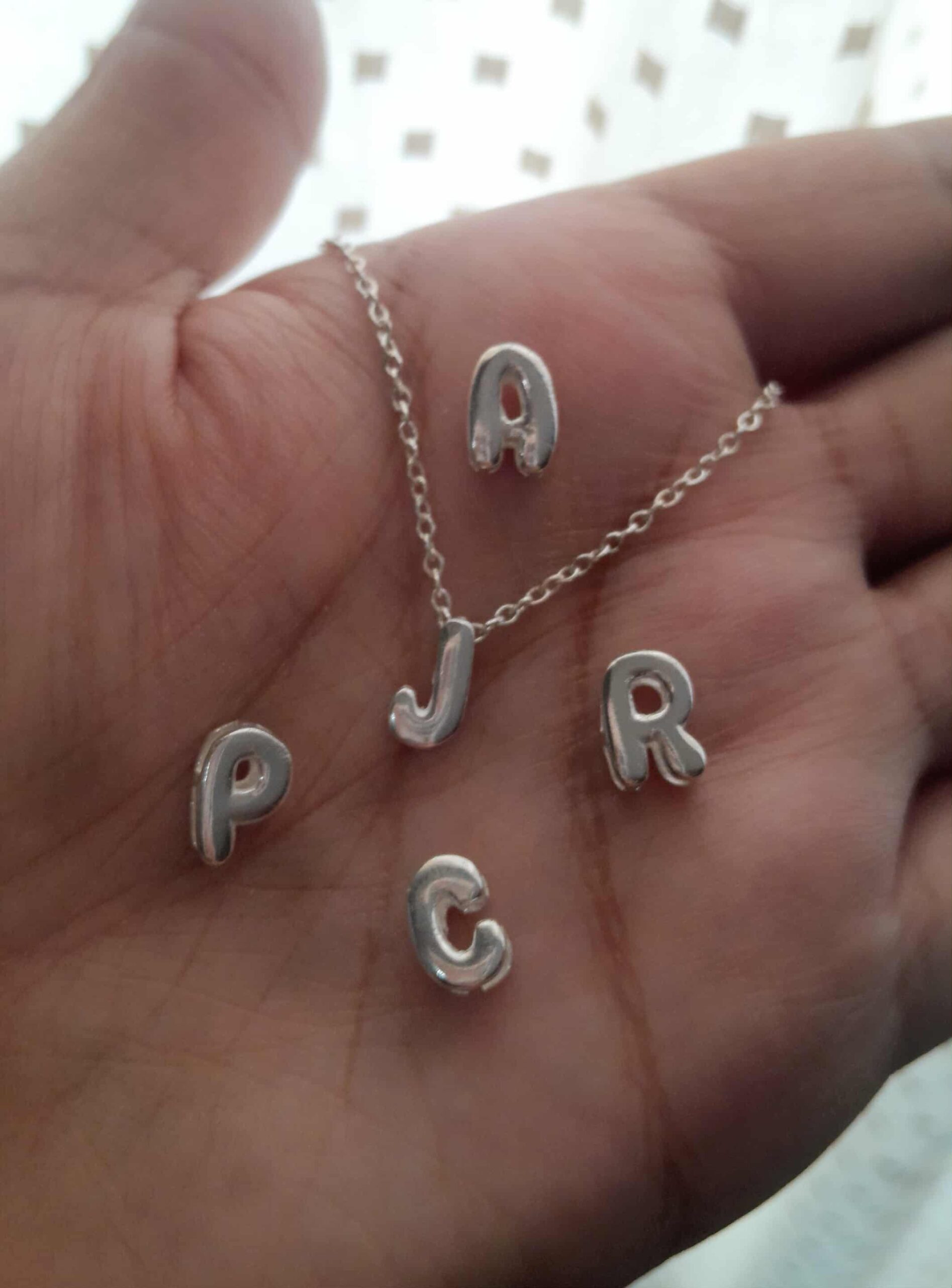 Collar con Inicial Globo en Plata .925