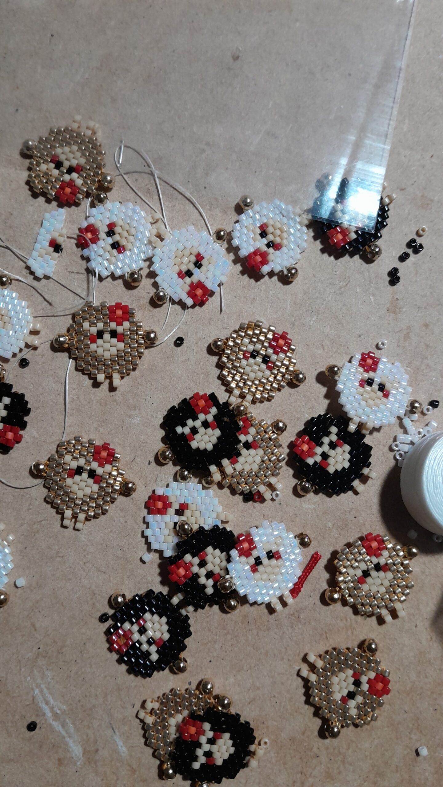 Pulseras  Hilo Rojo de Borreguitos en Delica Miyuki - Imagen 2