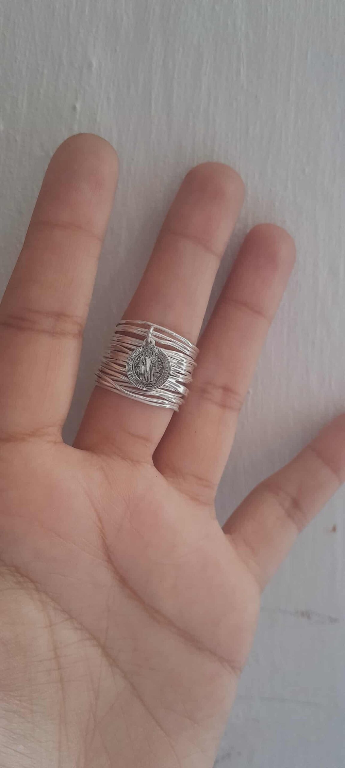 Anillo Hilo con Dije San Benito en Plata .925