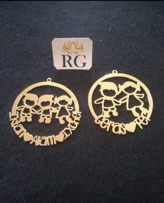 Dijes de Niños con Nombres en Latón con Baño de Oro