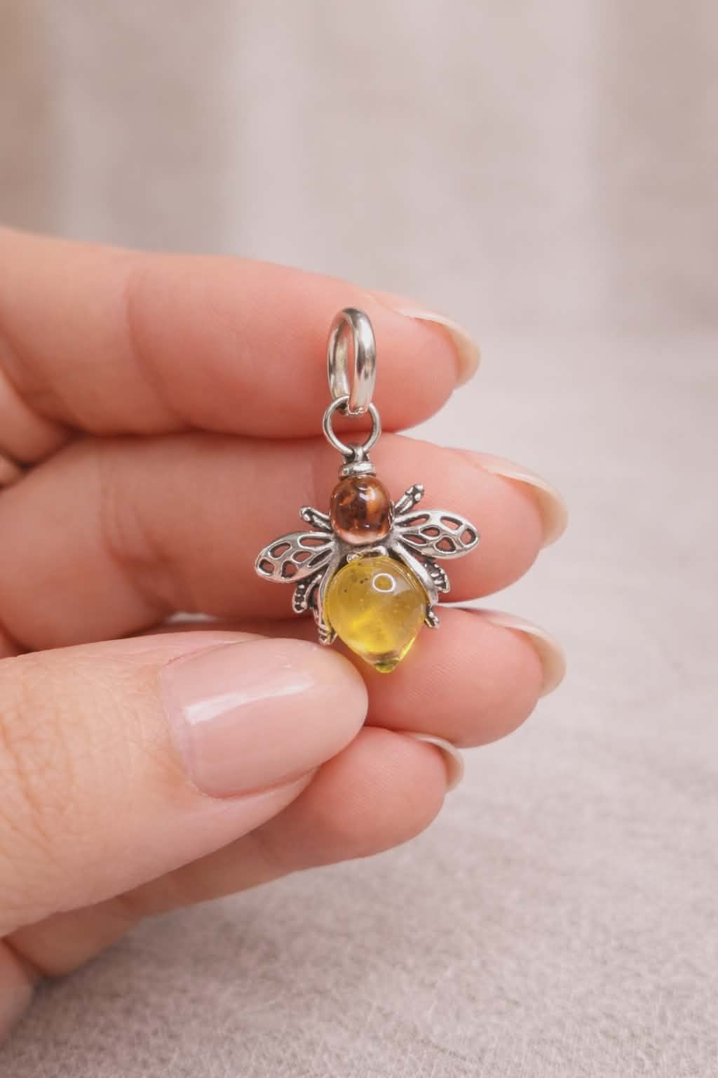 Dije de Abeja con Piedra Ámbar en Plata .925