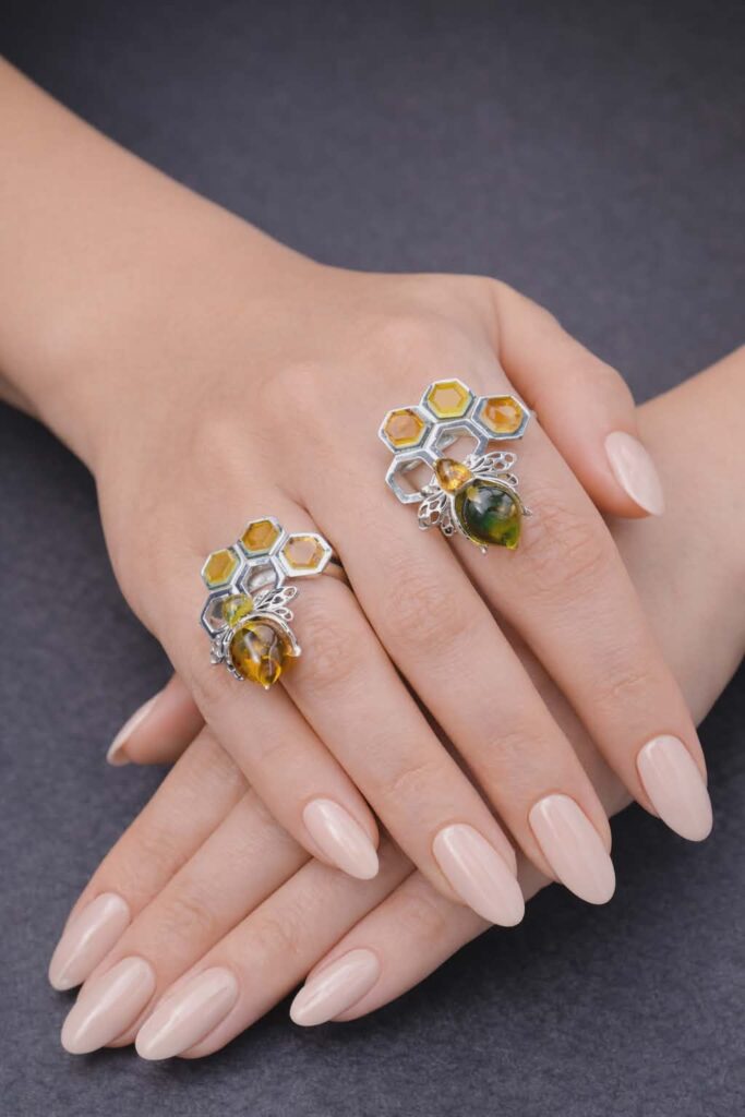 Anillo de Panal y Abeja con Piedra Ámbar en Plata .925